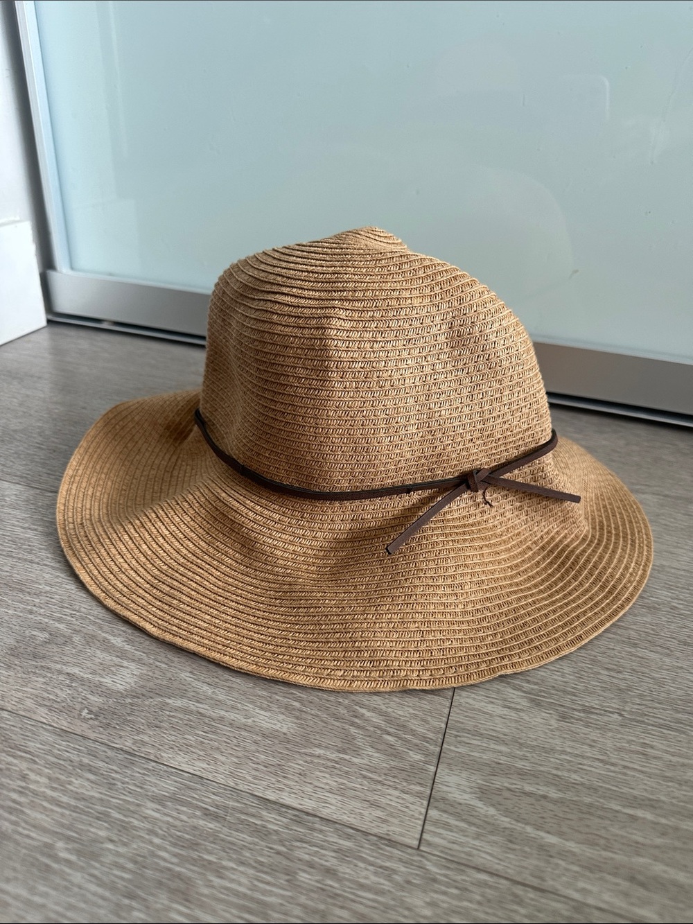 Aritzia Wide Brim Straw Sun Hat with Brown leather Trim. Preowned